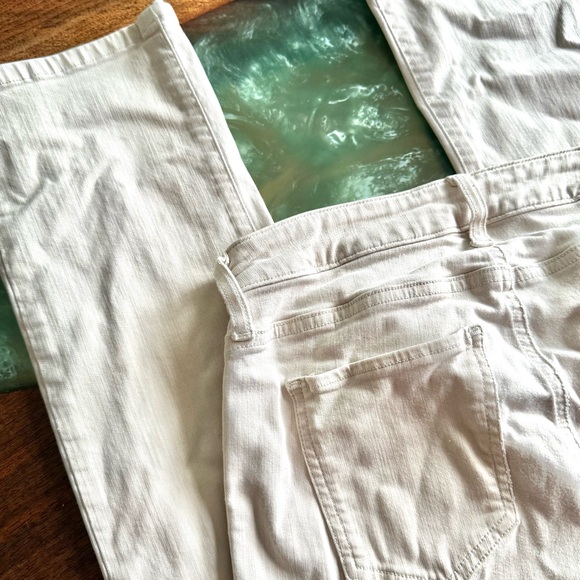 GUESS Los Angeles - Women’s (Sz 28) Waist 28.5”, Hip 39” Beige Tan Stretch Jeans - Picture 5 of 5